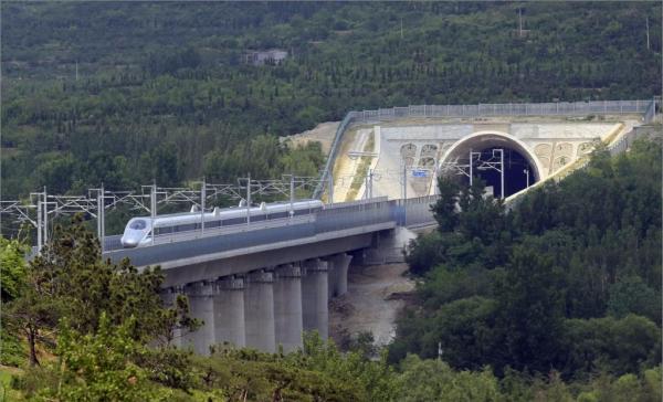 00.一列CRH2型高速列车行驶在京沪高铁泰山段境内。赵昀 澎湃资料.jpg