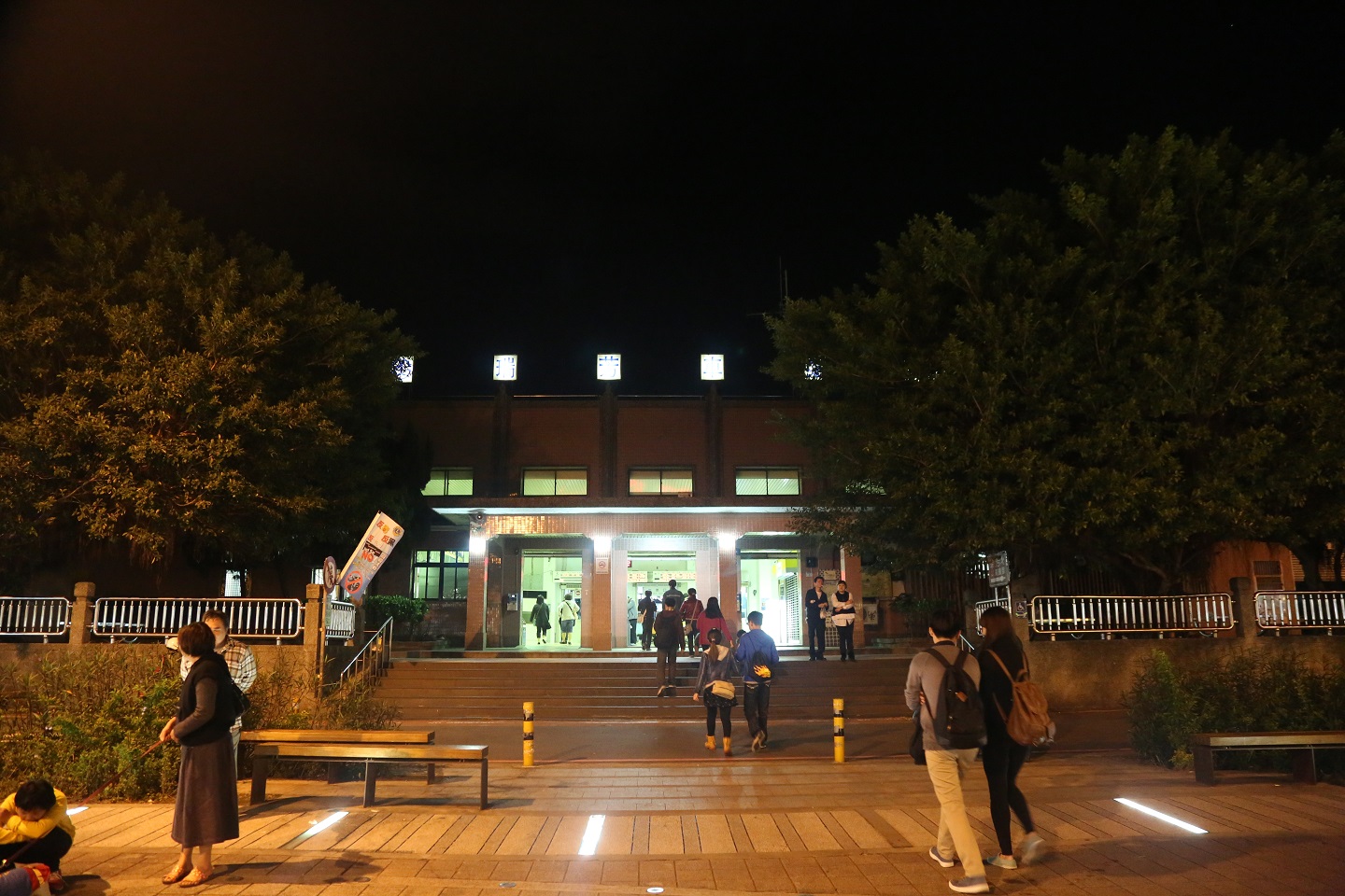 夜色中的丽芳火车站.jpg