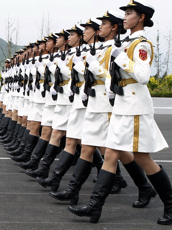 三军仪仗队首次有女兵参加大阅兵。中新社发.jpg