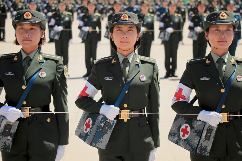 参训女兵在阅兵村进行训练（8月4日摄）。新华社发 1.jpg