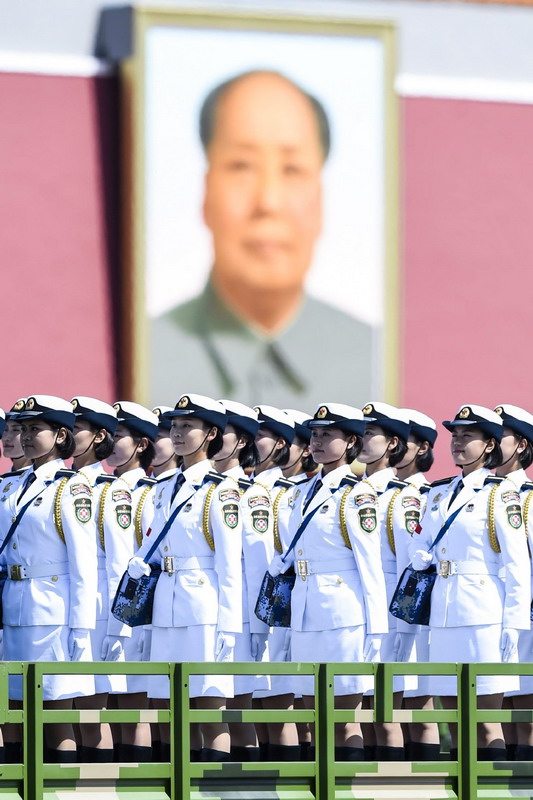 抗战胜利日阅兵：女仪仗队员首次受阅 11.jpg