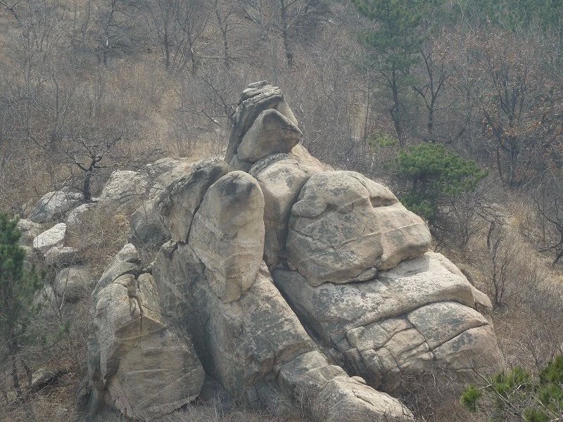 韩信山上怪异的石头.jpeg