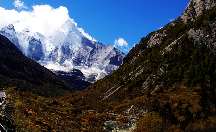 央迈勇  藏语意为：“文殊菩萨”，为“三怙主”雪山的南峰，海拔高度为5958米，在佛教中排在“三怙主”雪山 ...