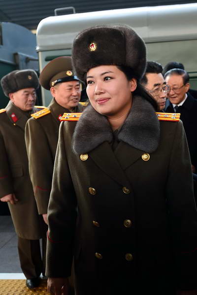 00000.12月10日，朝鲜牡丹峰乐团团长玄松月抵达北京站。.jpg