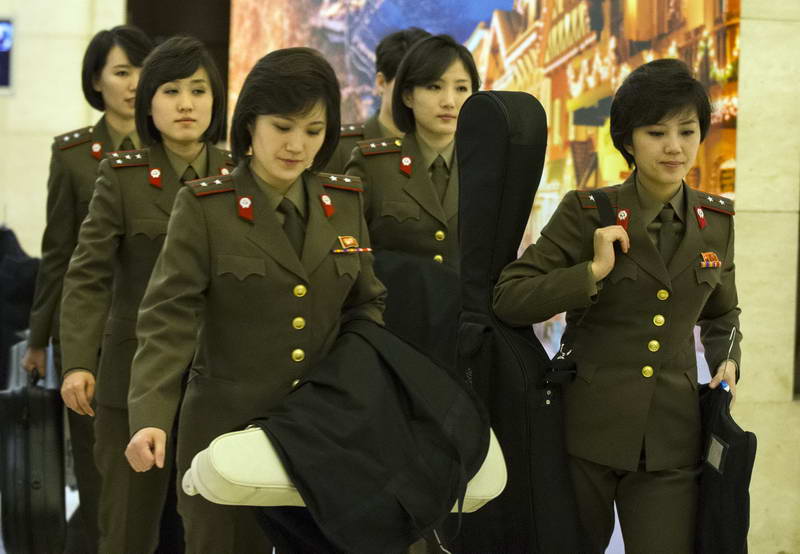 0000.12月10日，访问团成员们走出酒店。当日，朝鲜国家功勛合唱团、牡丹峰乐团抵达北.jpg