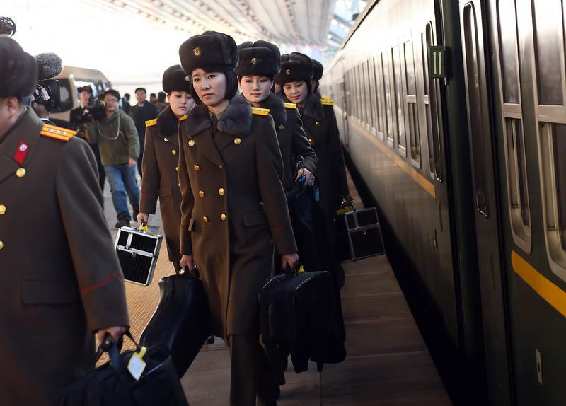 12月10日，访问团成员们走出酒店。当日，朝鲜国家功勛合唱团、牡丹峰乐团抵达北京，来.jpg