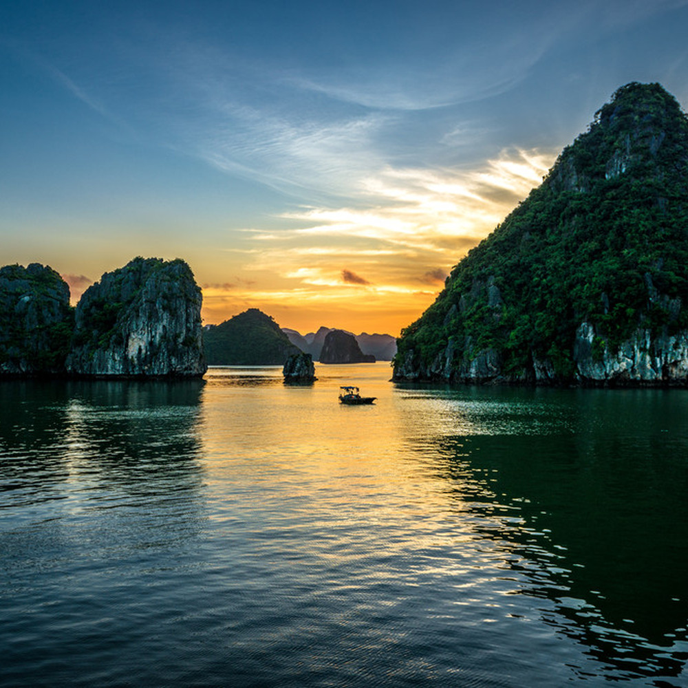 10642_Beautiful_sunset_at_Halong_bay_Vietnam_.jpg 10642_Beautiful_sunset_at_Halong_bay_Vietnam_.jpg