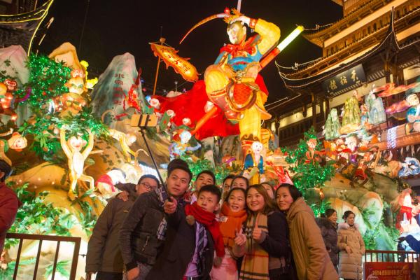 0000.2016年1月26日，上海豫园，游客在“美猴王”灯组前留影。.jpg