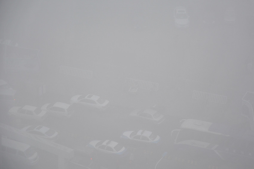 浓雾冬雨中的车 3.jpg