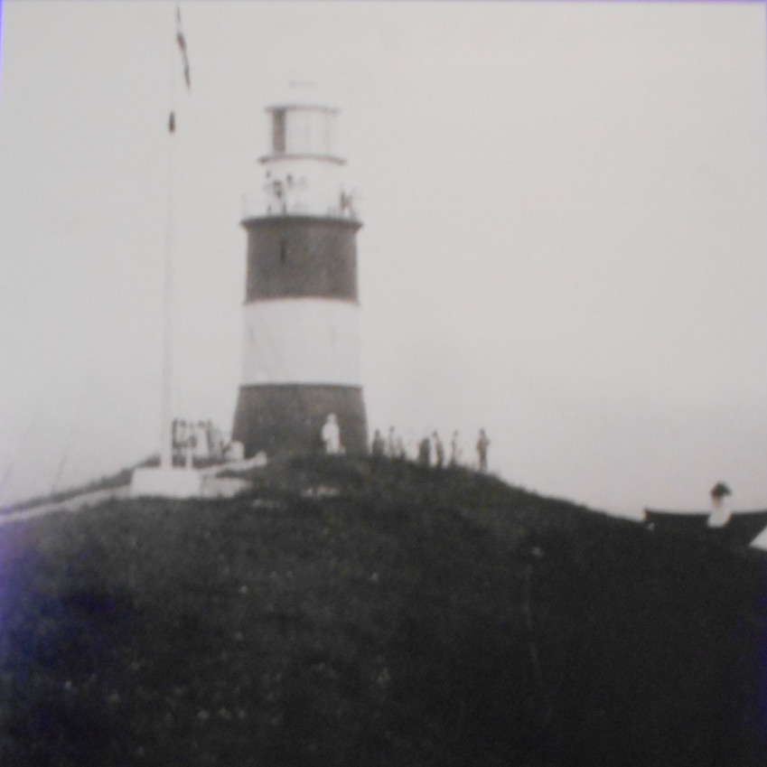 1866年建成的崆峒岛灯塔是烟台港的第一座灯塔.jpg