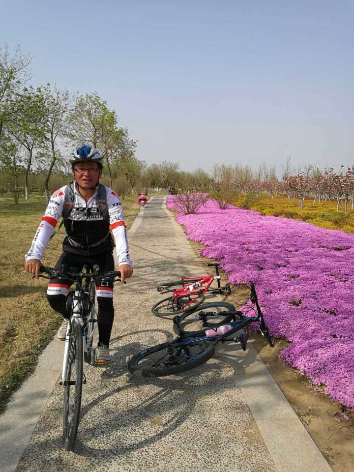 边哥骑行花海.jpg