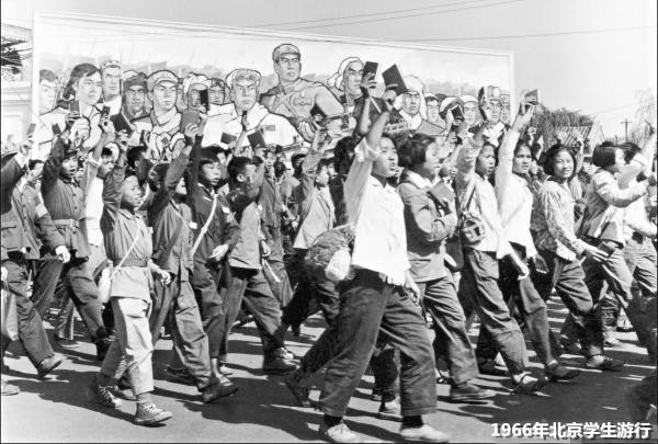 0000.1966年，北京的高中与大学生手举“小红书”在北京街上游行。（法新社）.jpg