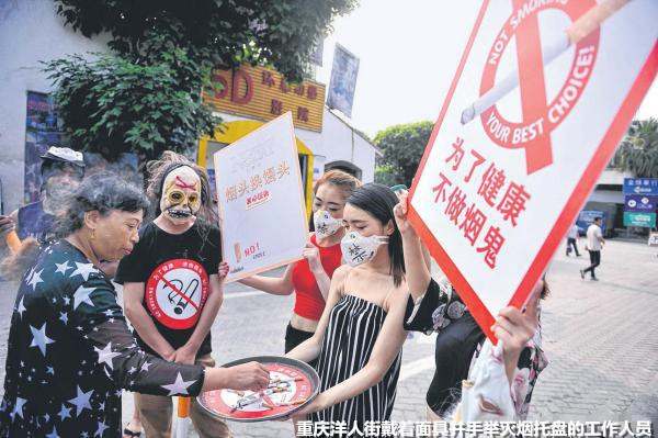 00000.重庆洋人街昨天出现戴着面具并手举灭烟托盘的工作人员，在该景区内通过艺术形式.jpg
