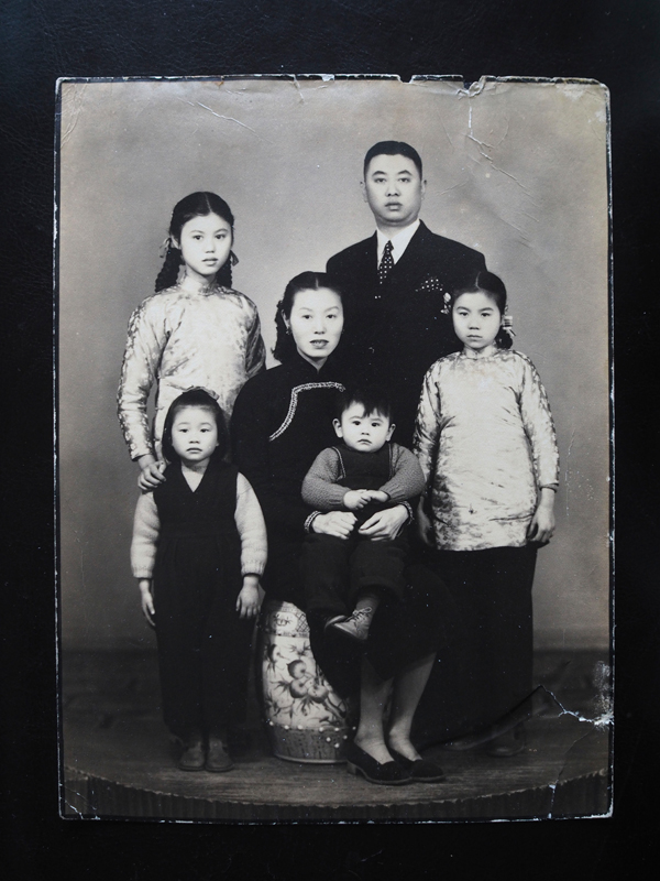 全家福肖像。1947年前后，海风收藏。.jpg