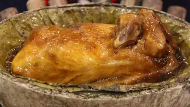 5.叫化童鸡 叫化童鸡，杭州汉族名菜，又称黄泥煨鸡。经过厨师们的不断改进，在煨烤的.jpg