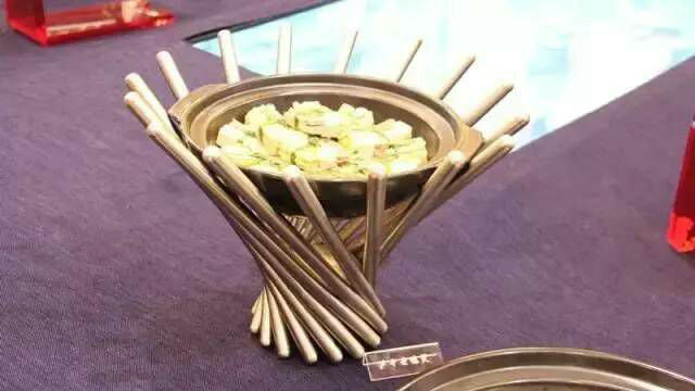 13.笋干老鸭煲 这道菜和传统整鸭的烧法不同，而是将鸭脯切成一块块，捆上笋干火腿，再.jpg