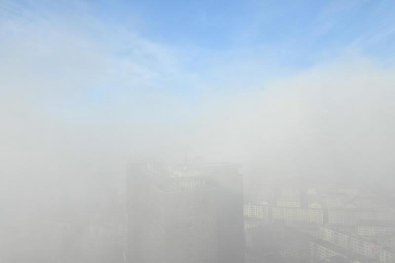 00.哈尔滨市昨天被雾霾笼罩，给市民的出行和生活带来不便。.jpg