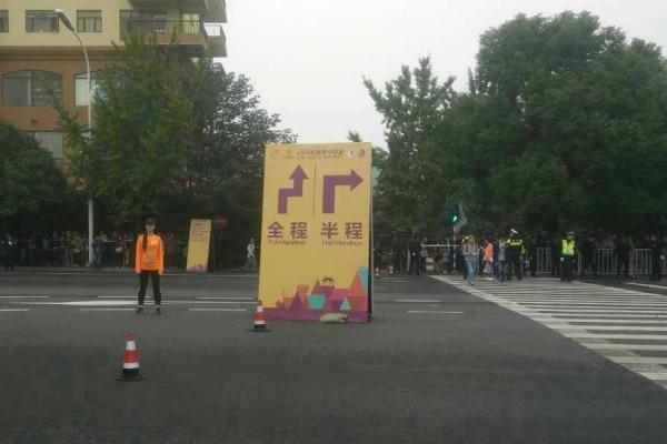 00.南京马拉松在半马和全马分岔路口给出的指示图。.jpg
