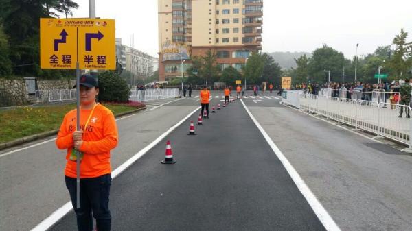 00.南京马拉松在半马和全马分岔路口给出的指示图。-.jpg