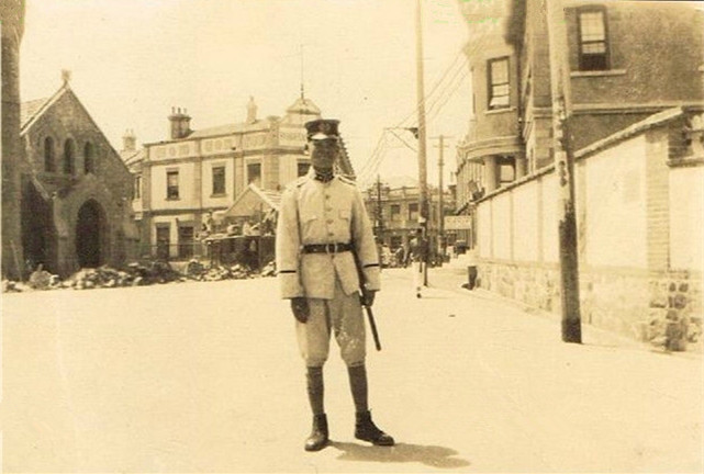 老烟台警察 1926年太平街北首，对面是喜乐酒楼。_副本.jpg
