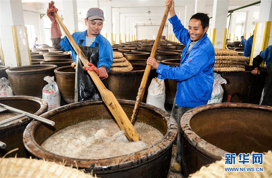 2014年11月7日是立冬节气，浙江省绍兴市古越龙山沈永和酒厂的工人们正在搅拌缸里的黄.jpg