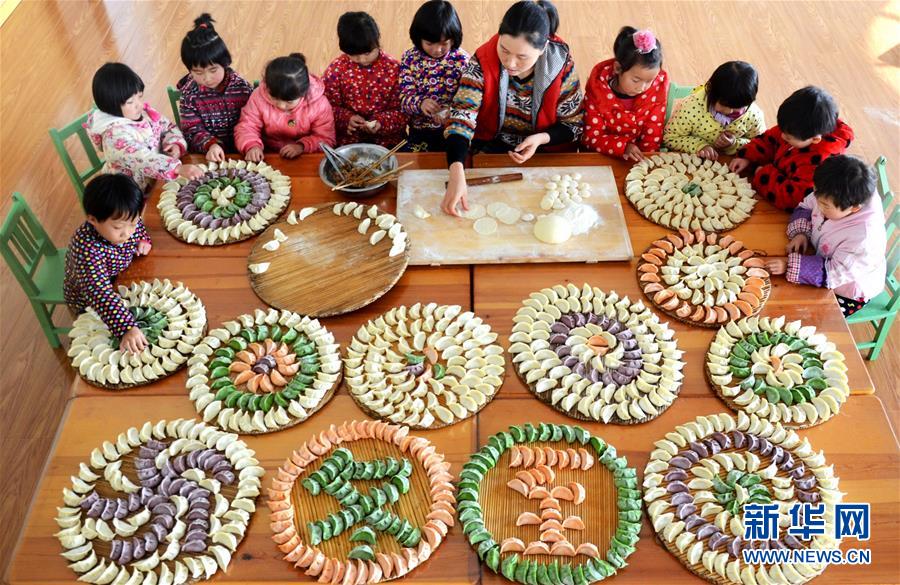 2015年12月21日，山东省沂源县悦庄中心幼儿园的师生一起包饺子，迎接冬至到来。.jpg