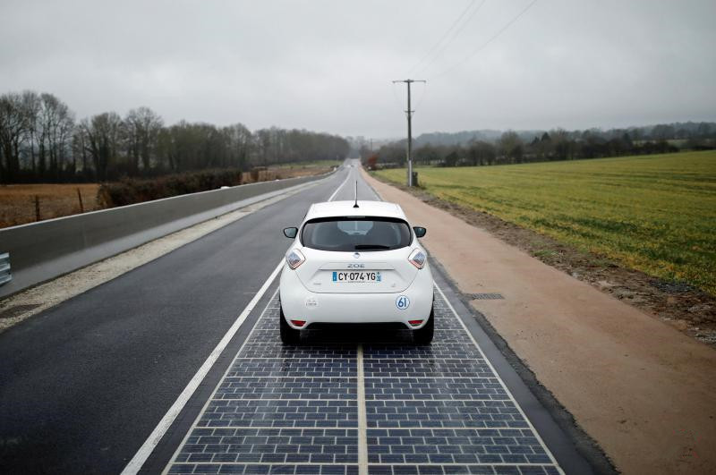 00.法国小镇建成世界第一条太阳能公路.jpg