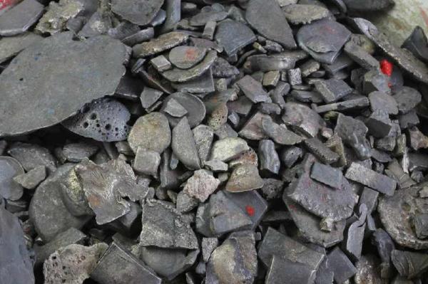 江口沉银遗址附近发现的碎银。.jpg