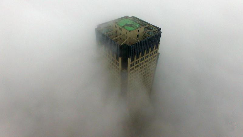 00.中国多地连日来被雾霾侵袭。其中，江苏扬州昨天出现大雾天气，能见度降至50米。图.jpg