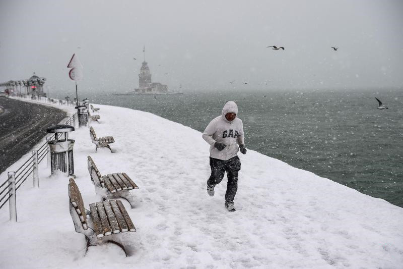 0000.尽管大雪纷飞，这名土耳其男子仍不惧寒冷，在博斯普魯斯海峡岸边跑步。（法新社）.jpg