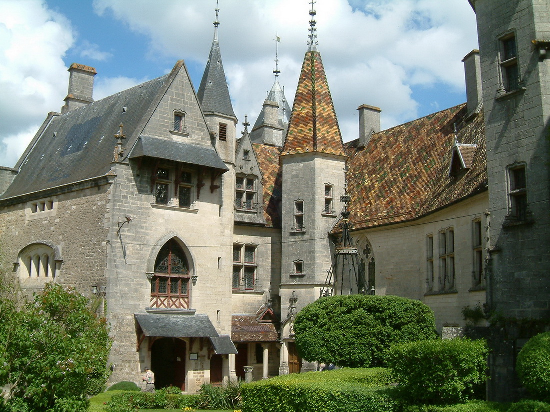 拉罗谢波城堡内院，城堡屋面采用彩色釉面瓦，典型的勃艮第风格。