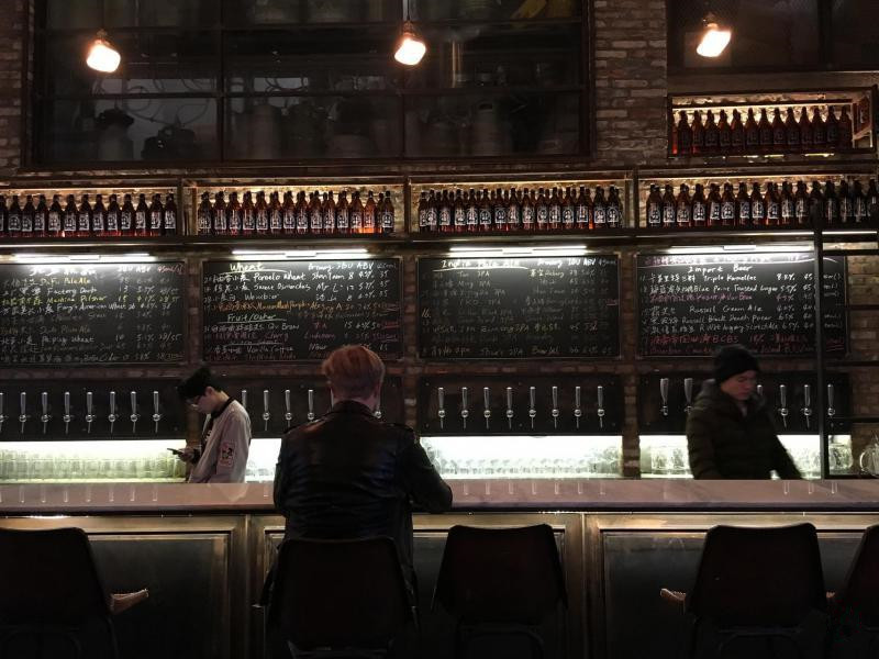 00.北京精酿啤酒酒吧一般提供顾客选择的口味超过20种，印度淡色艾尔最受欢迎。（林子恒摄）.jpg