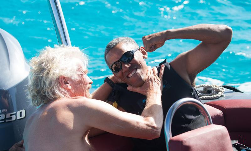 00.奥巴马（右）和布兰森（左）在船上有说有笑。（路透社）.jpg