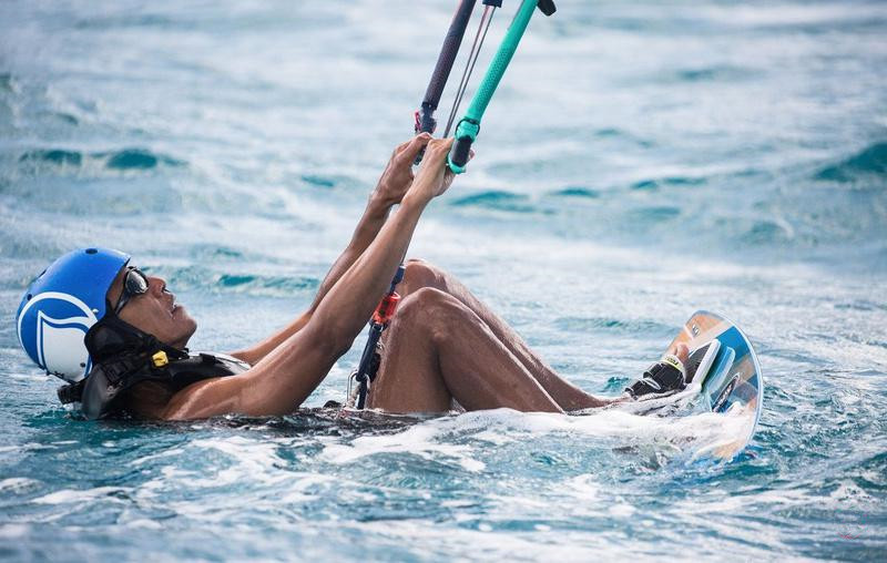 00.布兰森说，奥巴马两天内就学会了风筝冲浪，玩起来一点也不像新手。（法新社）.jpg