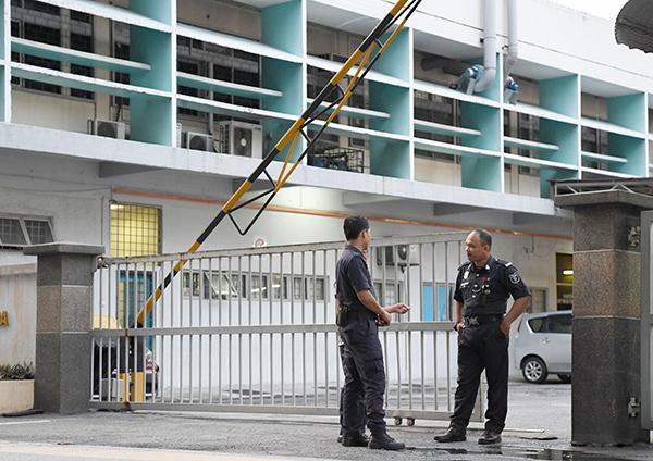 当地时间2017年2月27日，马来西亚吉隆坡，警察守卫在朝鲜籍男子尸体停放的吉隆坡医院.jpg