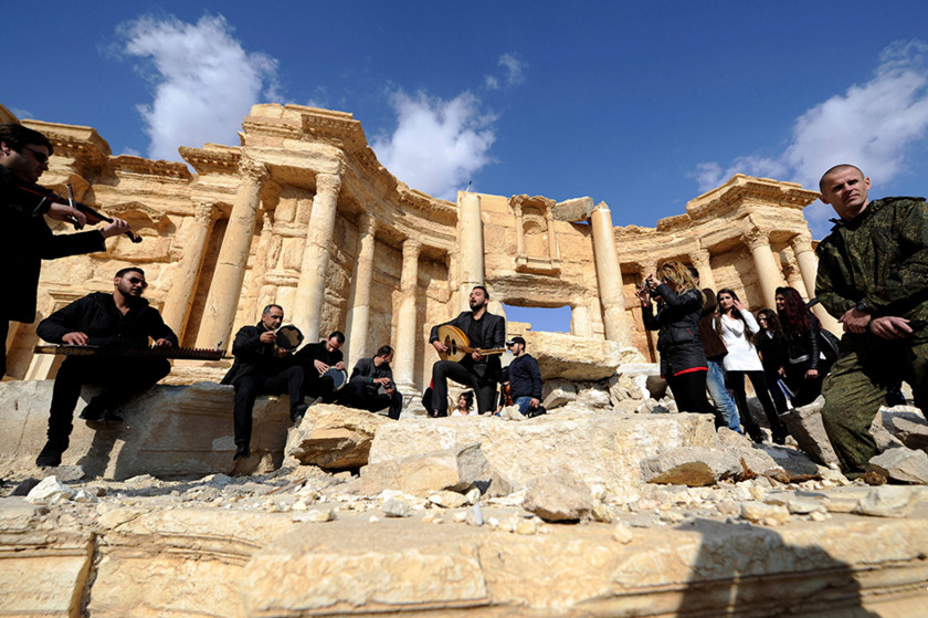00.当地时间2017年3月4日，几名叙利亚音乐家在巴尔米拉遗迹前演奏。叙利亚军方2日宣布.jpg