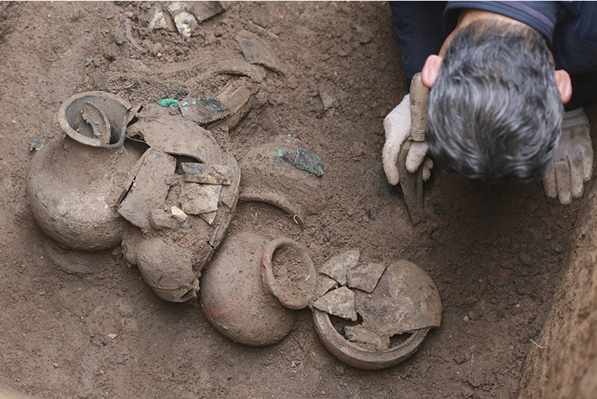 在对该墓葬进行抢救性的发掘中出土了陶鼎、陶壶、陶盒、陶罐、陶匜、陶高柄壶、玉璧、.png