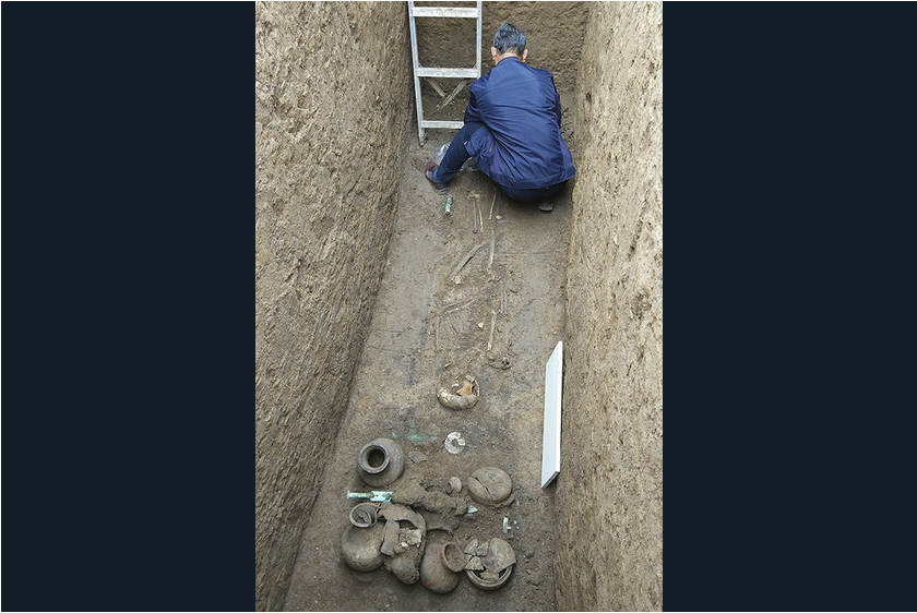 考古人员正在古墓中清理陪葬器物。视觉中国 5.png