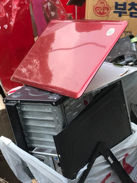 00.朝鲜驻马来西亚使馆门口发现数台被弃电脑，硬盘不知所踪 3.jpg
