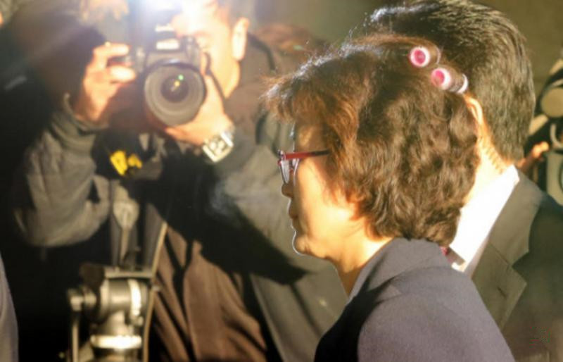 00.本月10日早上，韩国宪法法院代院长李贞美抵达法院准备宣读弹劾总统判词时，脑后还.jpg