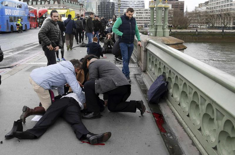 0.英国伦敦国会大厦外发生枪击事件，一名行经西敏寺大桥的男子被汽车碾伤，倒卧在血泊.jpg