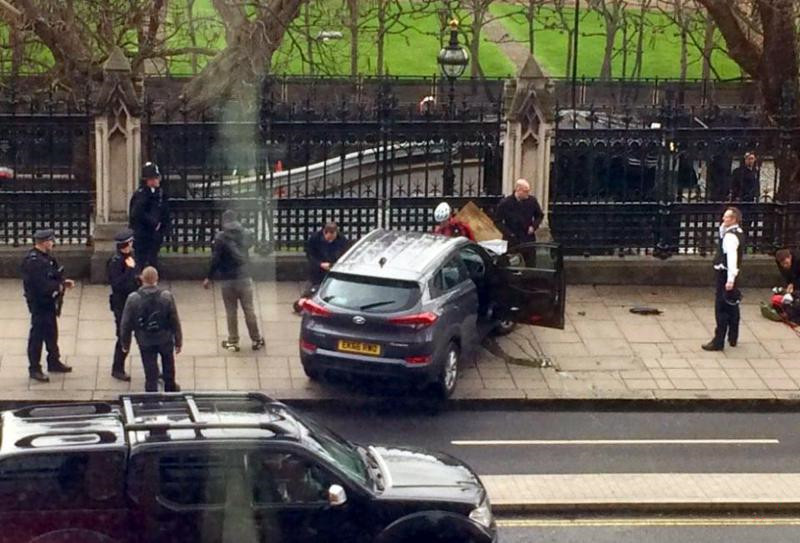 0.伦敦一辆汽车试图硬闯国会大厦，过程中撞伤多名路人。（英国太阳报网）.jpg