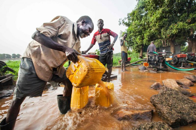 0.南苏丹人从流过首都朱巴的尼罗河直接抽水，供当地居民饮用。（法新社）.jpg