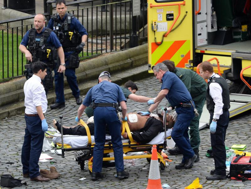 0.涉嫌在英国国会大厦外行凶的男子被警察开枪打中后绑在担架上，准备送往医院。（Gett.jpg