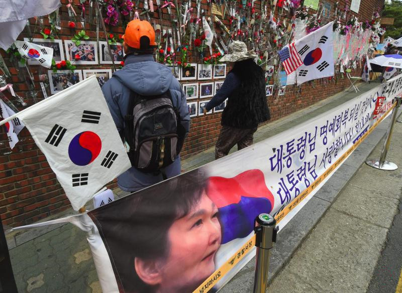 00.在首尔的朴槿惠住家外，她的支持者拉起横幅、在墙上贴鲜花与相片，展示对她的忠心.jpg