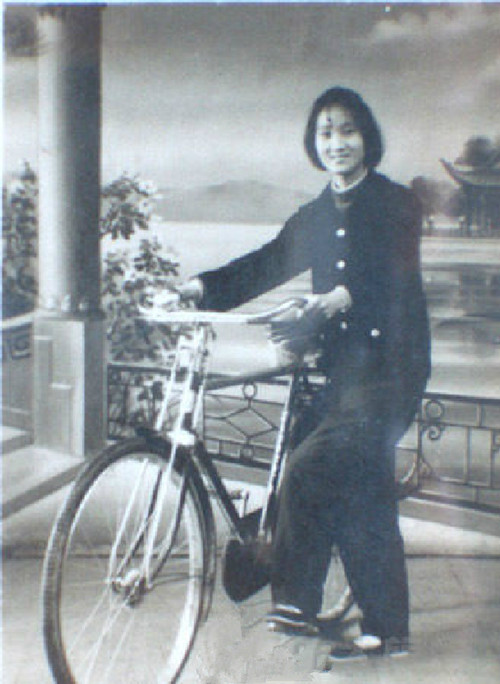 骑着自行车拍照也是当时的一种流行 9.jpg