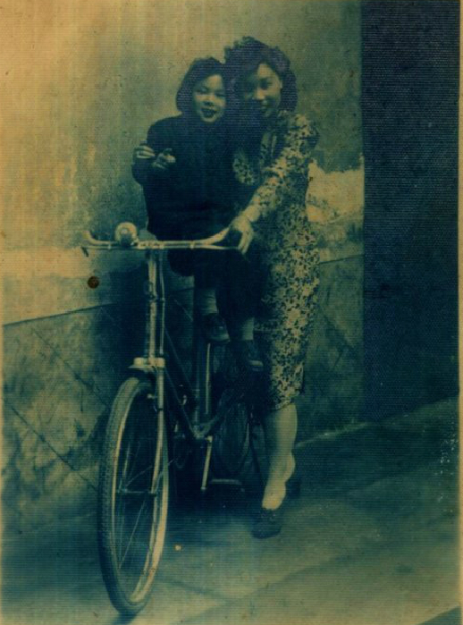 在自行车的流行过程中，女性也紧跟时代的潮流 8.jpg