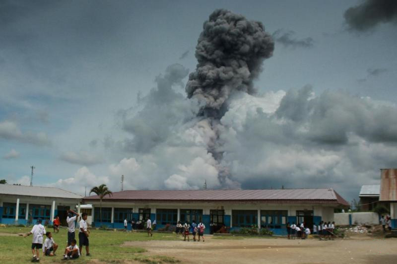 0.印尼火山连日喷发 山下学童生活如常.jpg