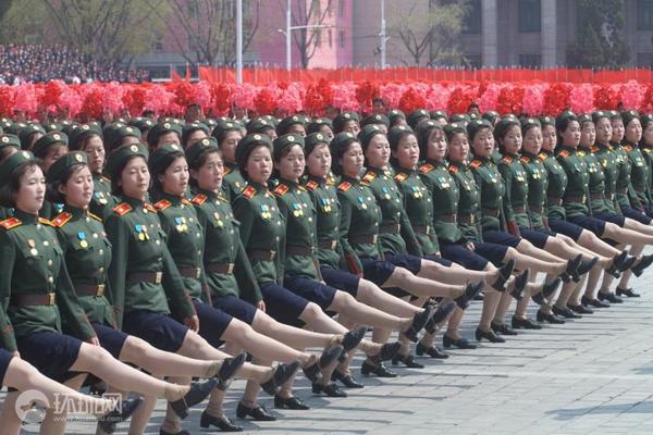 0.朝鲜太阳节大阅兵 女兵穿短裙迈鹅式步伐亮相 1.jpg