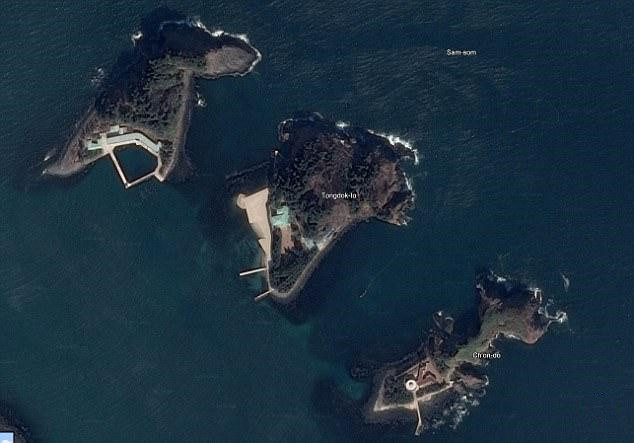 在朝鲜外海56公里处还有三个小岛，附近也有疑似属于金正恩的名贵游艇停泊（图片：每日邮报）.jpg